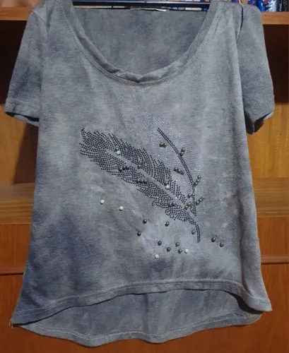 Blusa Adolescente com Brilho e Pedras