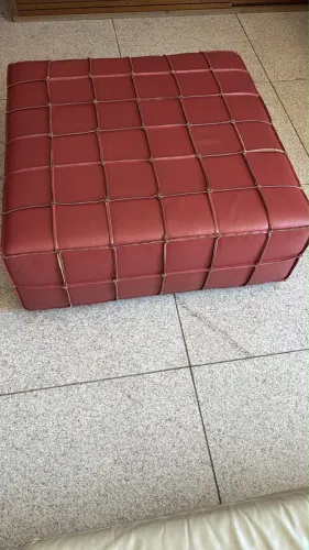Puff em couro legítimo