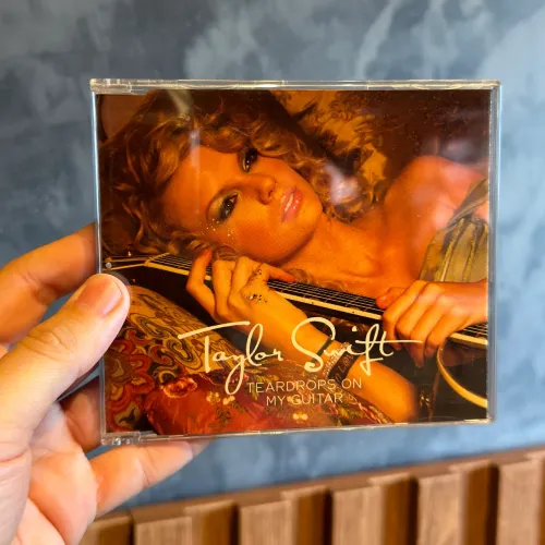 Taylor Swift - Single Teardrops on my Guitar