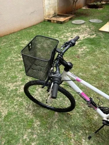 Bicicleta B'Twin Rockrider 300 - 26 Polegadas, equipada com cesta dianteira preta.