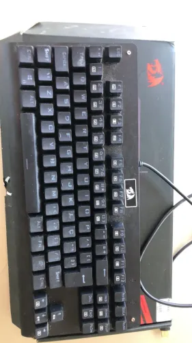 Teclado gamer mecânico Redragon 