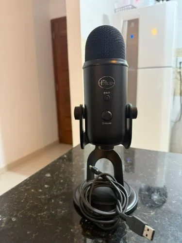 Microfone Condensador Usb Blue Yeti - Preto Cor Blackout
