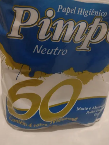Papel higiênico com 04 rolos, cada um com 60 metros.