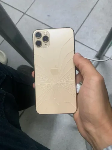 Vendo iphone 11 pro max face id off traseira quebrada tela quebrada um pouco
