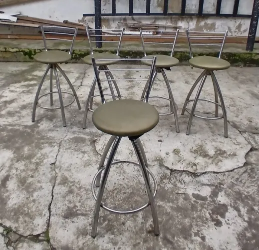 Banqueta bistrô giratória alta com estrutura cromada e encosto aramado