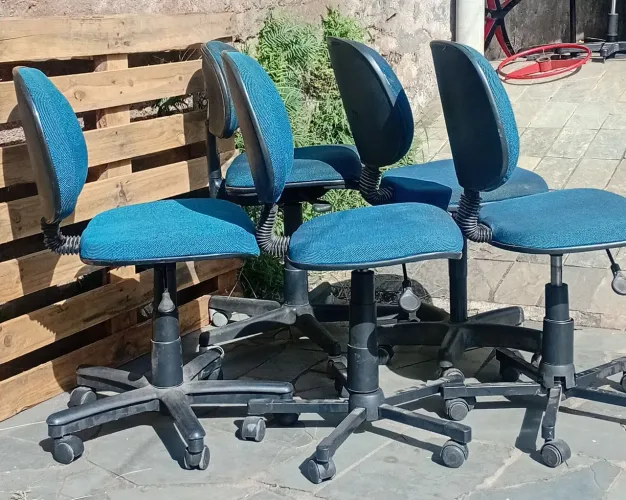 Cadeiras estofadas giratórias azuis