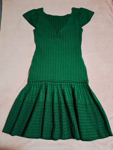 Vestido verde tubinho com babado