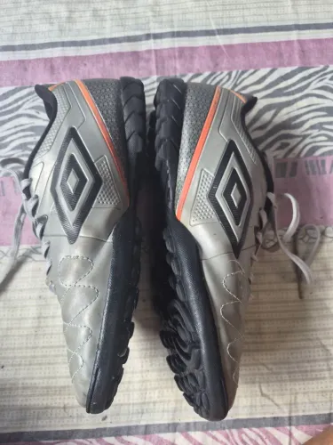 Chuteira umbro