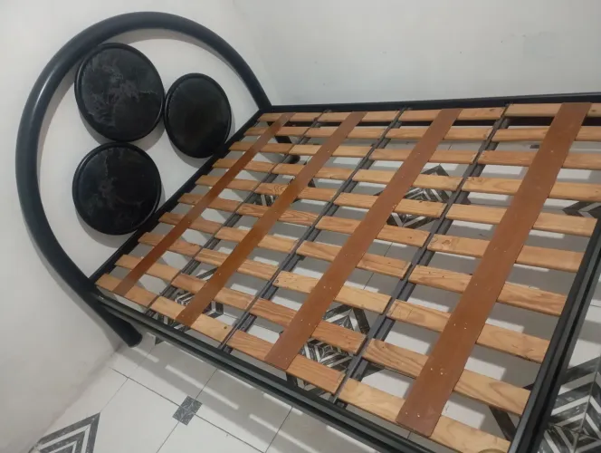 Cama de casal estrutura em ferro 