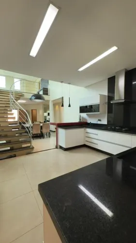 sobrado no Setor Parque Anhaguera. Com 4 quartos, sendo 3 suítes, 4 vagas de garagem
