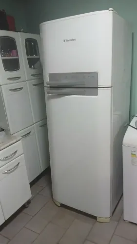 Vende se geladeira