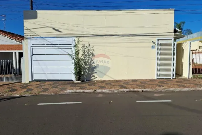 R$ 1.700,00 - Ponto Comercial em Leme/SP com salas, recepção, garagem em Leme/SP.