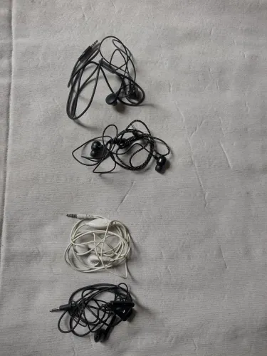 04 fones de fio (02 Originais e 02 Paralelos)