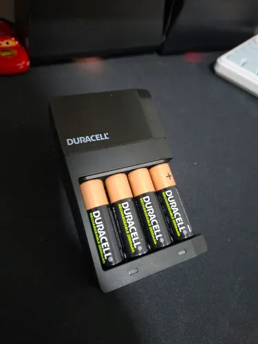 DURACELL Carregador de pilhas + 4 pilhas AA