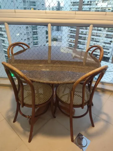 Conjunto de Mesa e cadeiras