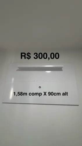 Painel de TV com prateleira