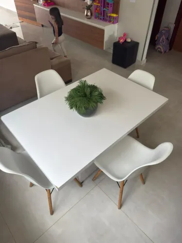 Mesa de Jantar Moderna + 4 Cadeiras Eames | MDF Laqueado