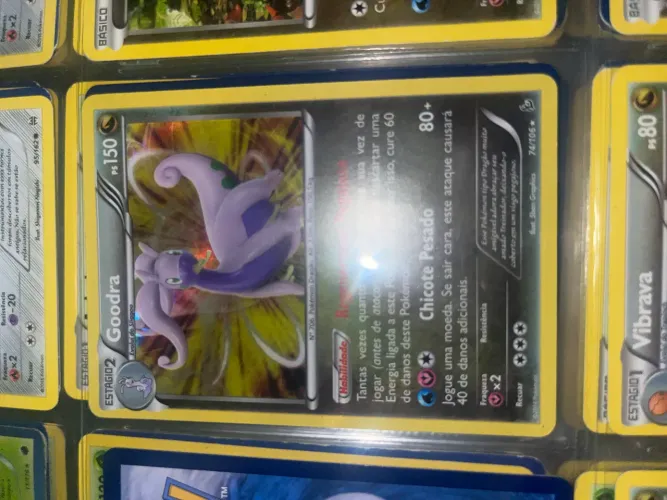 Pokemon - Goodra (74) - XY Flashfire - Carta Colecionável Dragão Estágio 2 - Holo Rare