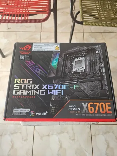 LACRADA - Placa Mãe ASUS ROG Strix X670E-F Gaming WiFi ATX AMD AM5 PCIe 5.0