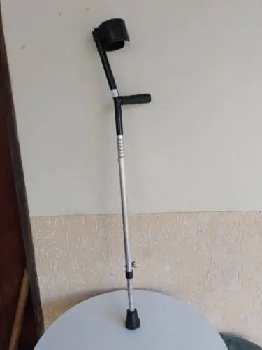 Vendo muleta canadense articulada com regulagem de altura, usada.