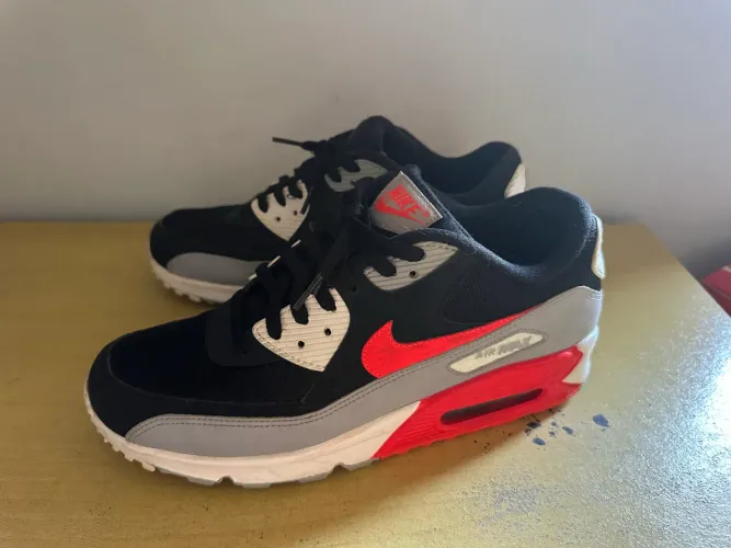 Tênis Nike Air Max 90, tamanhos 42, Preto e Vermelho, Ótimo estado