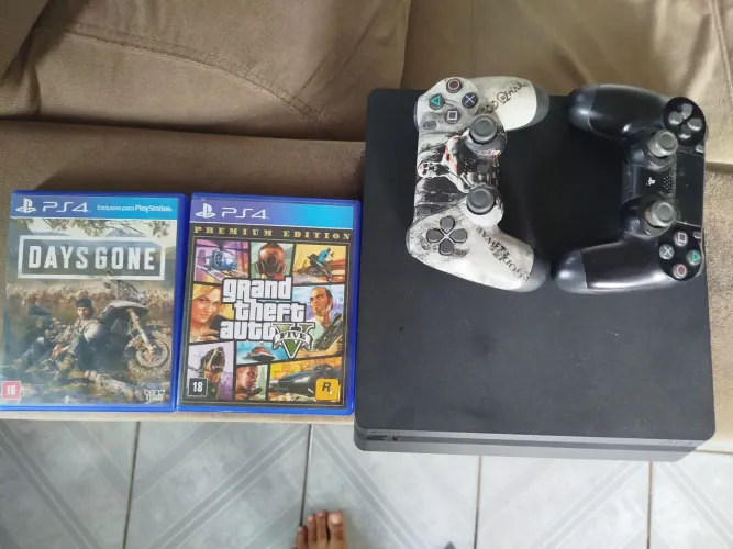 Playstation 4 slim semi-novo , acompanhado de 2 controles e 2 jogos 