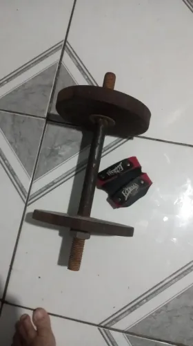 Peso de 10kg, barra rosqueada e anilhas