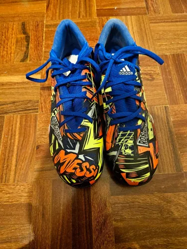 Chuteira de Society adidas personalizada edição especial, nunca usada e em perfeito estado