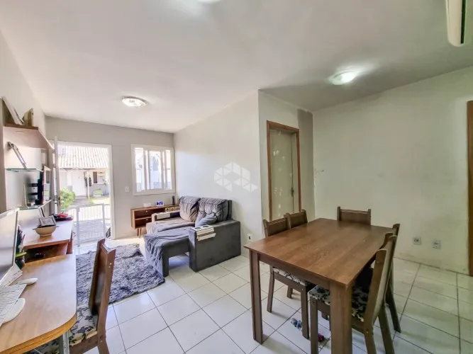 Casa em condomínio fechado, 3 dormitórios, living com 3 ambientes, sala de estar, jantar e