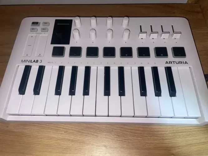Controlador MIDI Arturia Minilab MK3