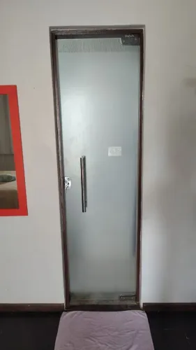 Porta com película incolor pra banheiro 980 avista