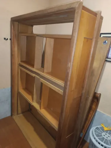 Vendo cama de madeira mas um sofá de canto