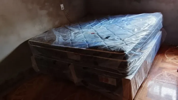 Cama king nova, no plástico