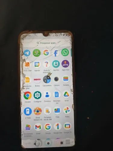 Vendo esse  celular moto e  com tela de proteção trincado, capa quebrada quebra galho