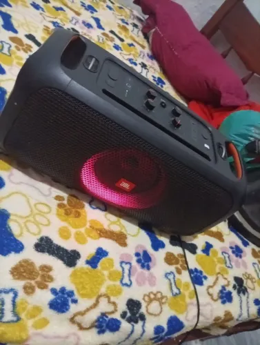 Caixa JBL party box on the go