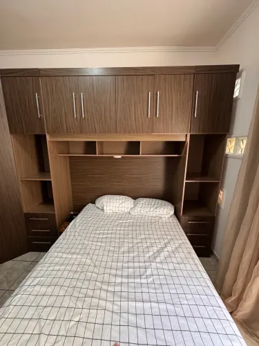Guarda-roupa com espaço para cama casal
