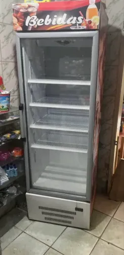Vendo refrigerador, expositor vertical de bebidas.