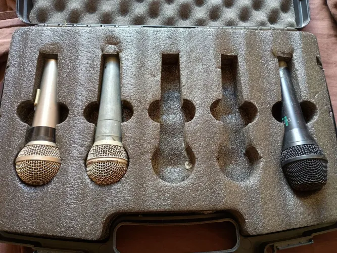3 microfones variados