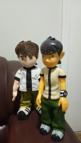 Dois bonecos Ben 10 Animatronic estão com defeitos na parte eletrônica medindo 50 cm