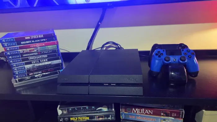 PS4 Fat 500gb + jogos + 2 controles + base carregamento