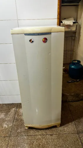 Geladeira pequena em ótimo estado