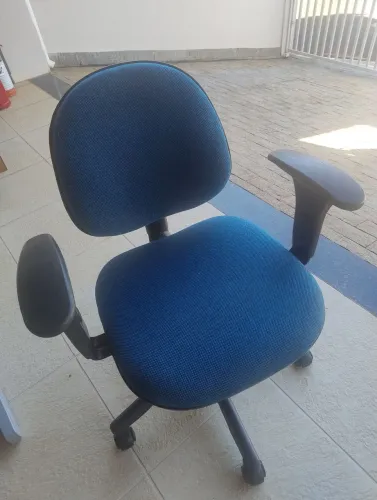 CADEIRA GIRATÓRIA COM ESTOFAMENTO AZUL E RODÍZIOS