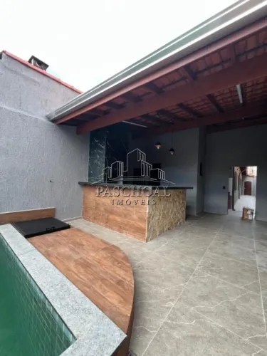Espaçosa Casa Geminada Com Piscina à Venda no Aviação - Praia Grande, 2 Dormitórios e 5 Va