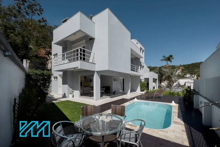 Casa à venda em Cabeçudas com 311m² privativo.