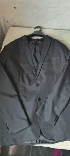 Vendo esse terno semi-novo, usado apenas uma vez e a calça está nova 