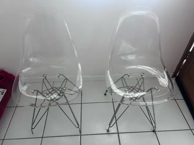 2 Cadeiras em acrílico e pés ferro