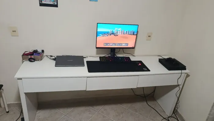mesa de escritório e quarto ampla