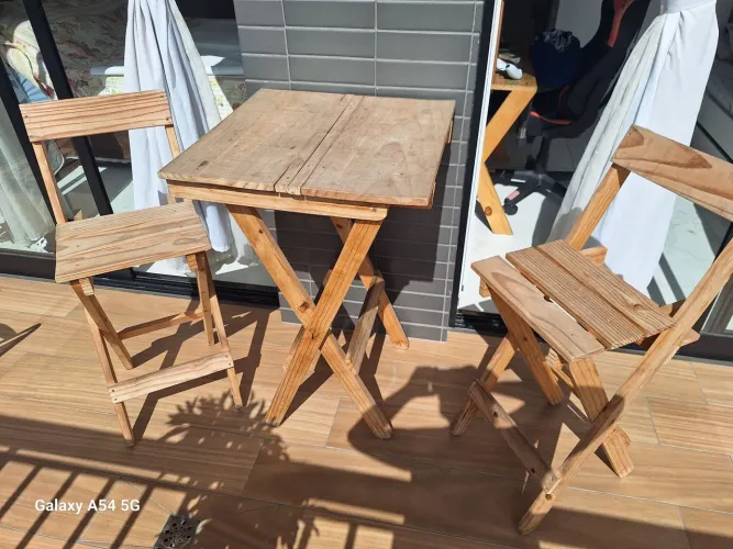 Mesa alta com duas cadeiras