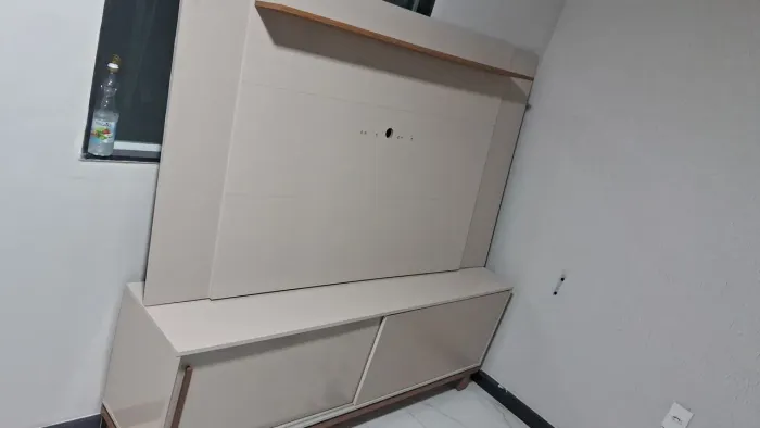 Vendo painel e rack semi novo