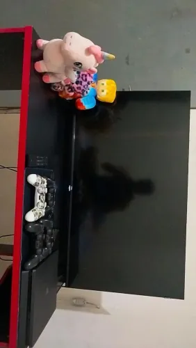 Uma televisão de 43 polegadas 
